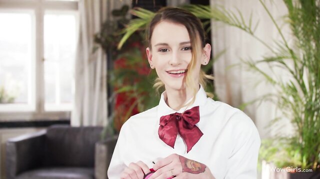 Adelle Unicorn – behaarte und feuchte Masturbation
