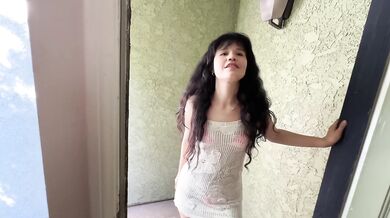 Yhivi delivery girl gets a hefty tip