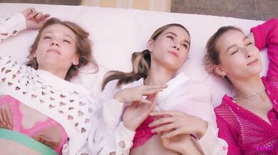 Valeria Mint, Kelly Collins And Leona Mia In Lesbian Threesome