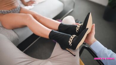 Apolonia Lapiedra's Sexy Feet
