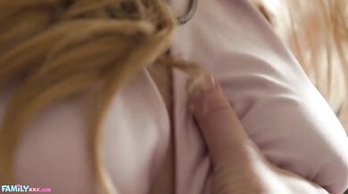 La hijastra rubia Penelope se folla a su padrastro y se lleva la polla grande