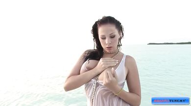 Gianna Michaels shows off her perfection on the beach