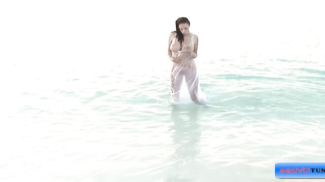 Gianna Michaels shows off her perfection on the beach
