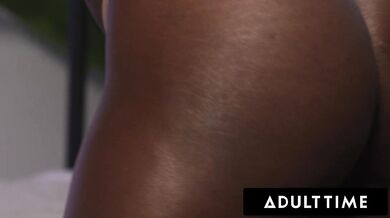 Ana Foxxx presume su cuerpazo en lencería dorada y se la follan a pelo con una polla negra enorme