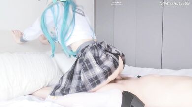 The girl got her pussy creampied after being fucked by a guy