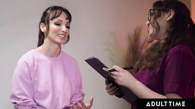 PAWG Leana Lovings Gives Busty MILF Lexi Luna Happy Ending During Sensual VR Massage