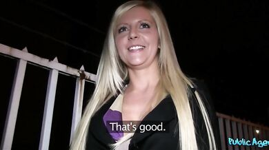 Rubia tetona caliente monta una verga enorme