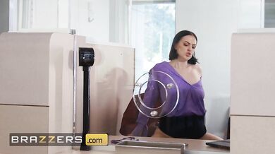Lucy Lotus a Red Eviee promění loupež v žhavou trojku s kolegou s tvrdým pérem