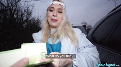 Student delivery girl with creamy pizza gets her jeans ripped