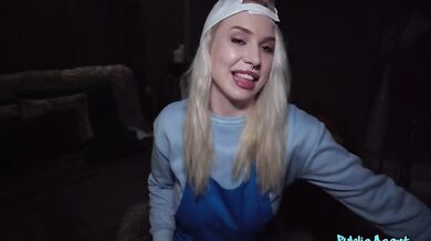 Student delivery girl with creamy pizza gets her jeans ripped