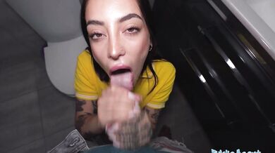 I fucked a pizza delivery girl in restaurant toilets