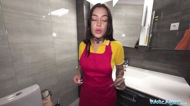 I fucked a pizza delivery girl in restaurant toilets