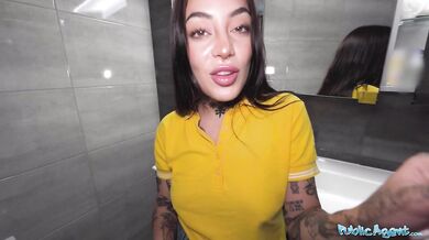 I fucked a pizza delivery girl in restaurant toilets