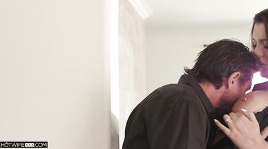 Big Ass And Big Tit MILF Elizabeth Skylar Fucks Throbbing Office Cock