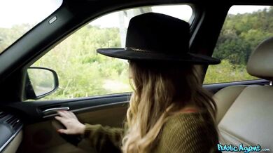American hitchhiker had sex outdoors and fucked with her first European guy