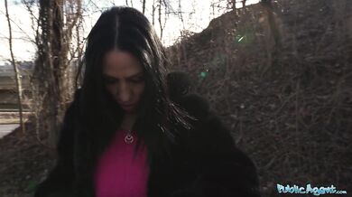 Horny Italian MILF orgasms in public and give great outdoor blowjob