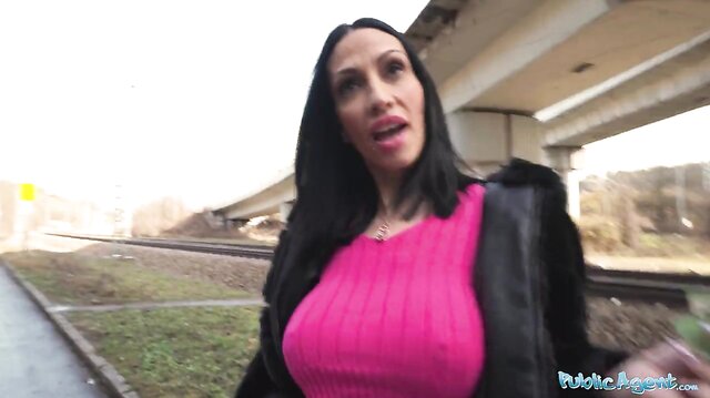 Horny Italian MILF orgasms in public and give great outdoor blowjob