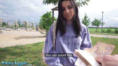 Štíhlá přírodní italská studentka používá svá krásná prsa a malý zadek pro rychlý prachy