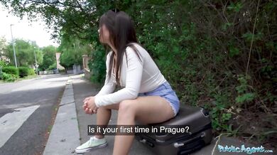 Tru Kait si nechá narvat velký péro hluboko do nadržené kundy