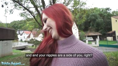 Zrzka Britka ukazuje propíchnutý kozy před šukáním ve sklepě a creampie