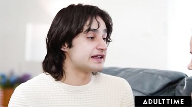 Lesbická MILFka Rachel Ramsey svedena k prvnímu hetero dobrodružství zvědavým nevlastním synem