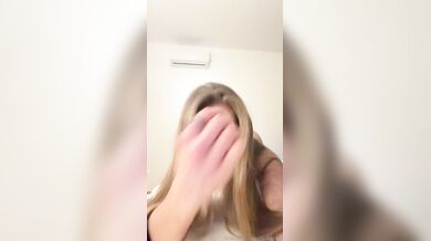 Hot Naked Blonde Isabelxm Playing With Herself On The Bed