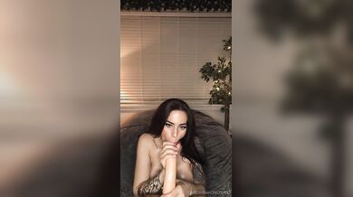 Veronika Vengeance juega con su consolador