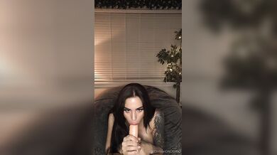 Veronika Vengeance juega con su consolador