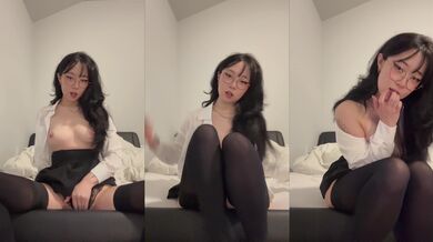 Horny Sooyensu Spreads Her Legs To Rub Her Pussy