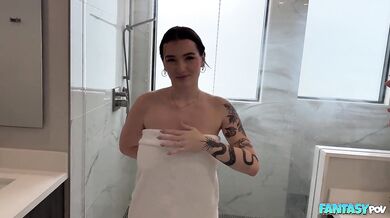 Jade Hutchison dostaje wytrysk do środka w łazience