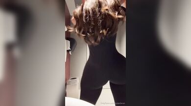 Ester Bron perrea con su culo en el baño