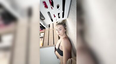 Rebecca McLeod si užívá na velkém dildě