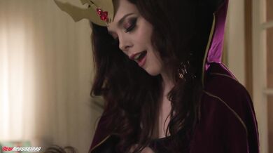 Juicy Ass Cosplay Queen Nicole Vaunt Fucks Hard