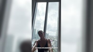 Ashley Aoky dostane CIM po hraní s velkým černým pérem