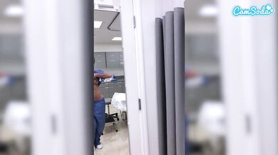 Fit zralá sestřička sestřena za masturbaci v práci