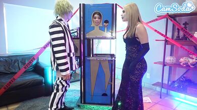 Pequeñita linda y su madrastra tetona hacen equipo en BettleJuice - trío cosplay