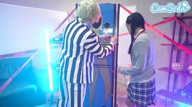 Pequeñita linda y su madrastra tetona hacen equipo en BettleJuice - trío cosplay