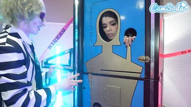 Pequeñita linda y su madrastra tetona hacen equipo en BettleJuice - trío cosplay