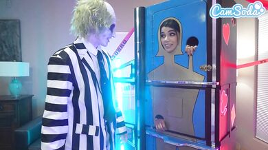 Pequeñita linda y su madrastra tetona hacen equipo en BettleJuice - trío cosplay