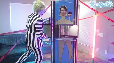 Pequeñita linda y su madrastra tetona hacen equipo en BettleJuice - trío cosplay