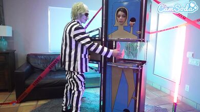 Pequeñita linda y su madrastra tetona hacen equipo en BettleJuice - trío cosplay