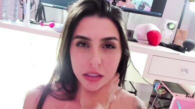 Bianca Grey Gets Her Pussy Filled Up