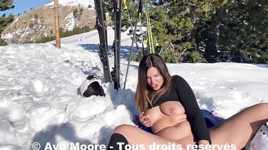 AvaMoorex Plays With Her Dildo In The Snow