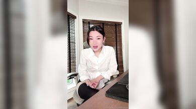 Lillie Nue Rides Masturbates In Her Office