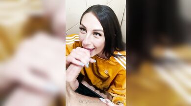 Juicy.Alison Gives Blowjob In A Public Restroom