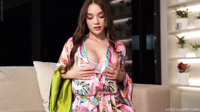 Big Tit Seltin Sweet Solo Masturbates