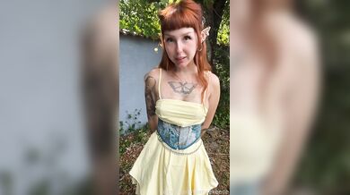 Redheaded Elf RianneKeene Shakes Her Ass