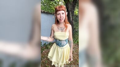 Redheaded Elf RianneKeene Shakes Her Ass