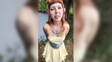 Redheaded Elf RianneKeene Shakes Her Ass