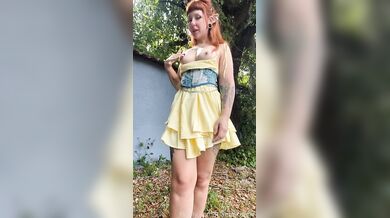 Redheaded Elf RianneKeene Shakes Her Ass